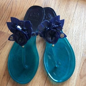The perfect feminine jelly sandal for summer!
